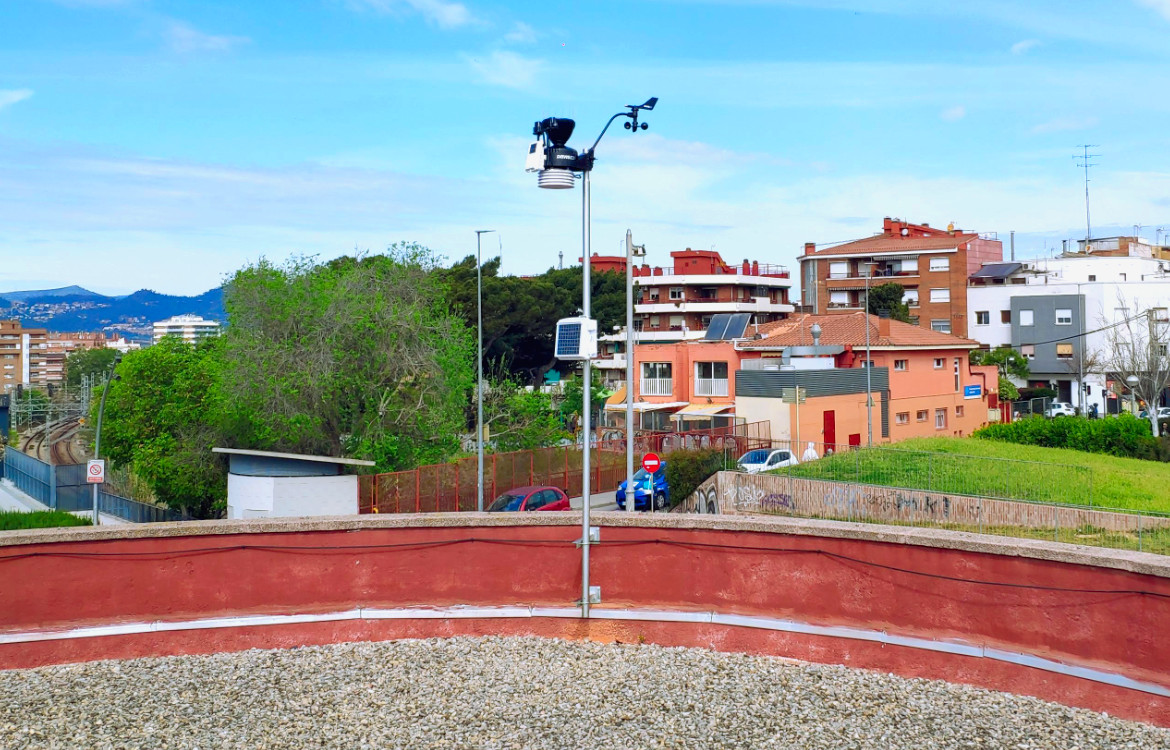 Darrera installs the new Vantage Pro2 Plus municipal weather station of Cornellà City Council Darrera installs the new Vantage Pro2 Plus municipal weather station of Cornellà City Council