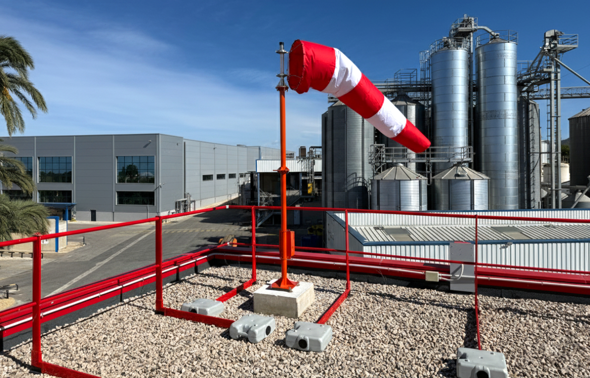 Darrera instala 2 mangas de viento en una planta industrial para optimizar la seguridad operativa Darrera instala 2 mangas de viento en una planta industrial para optimizar la seguridad operativa