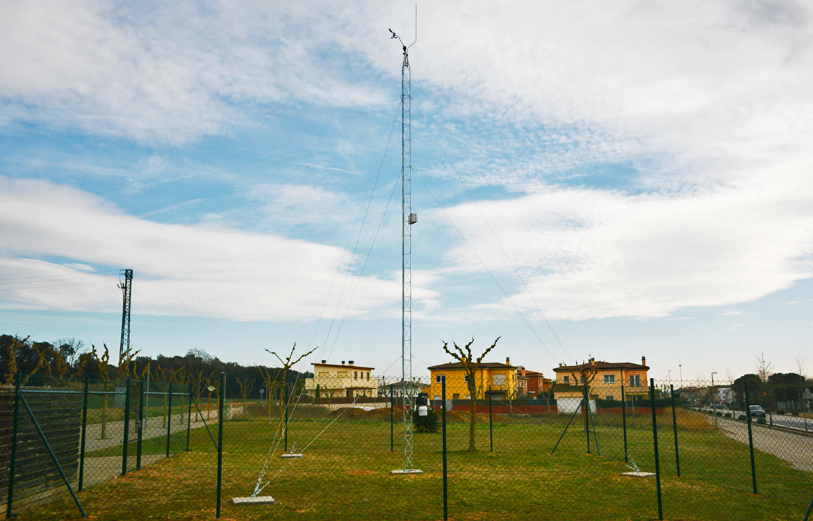 Darrera installs the new municipal weather station of Sant Gregori