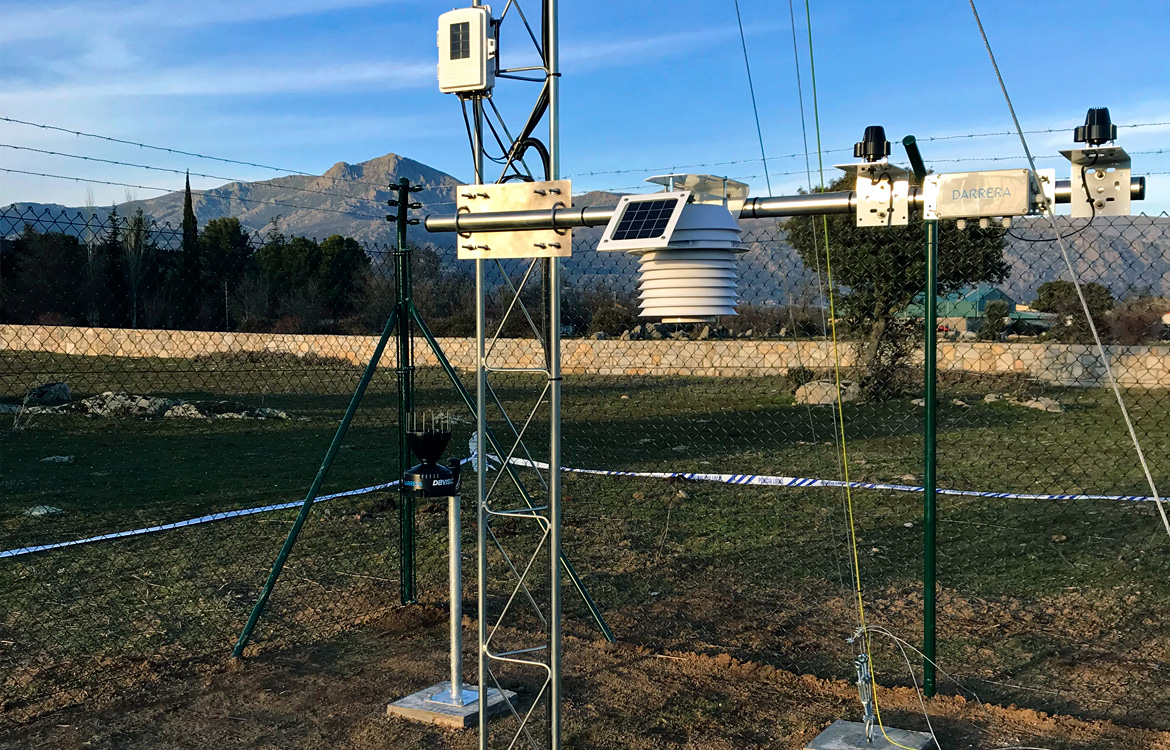 Darrera instala la nueva estación meteorológica municipal de Moralzarzal