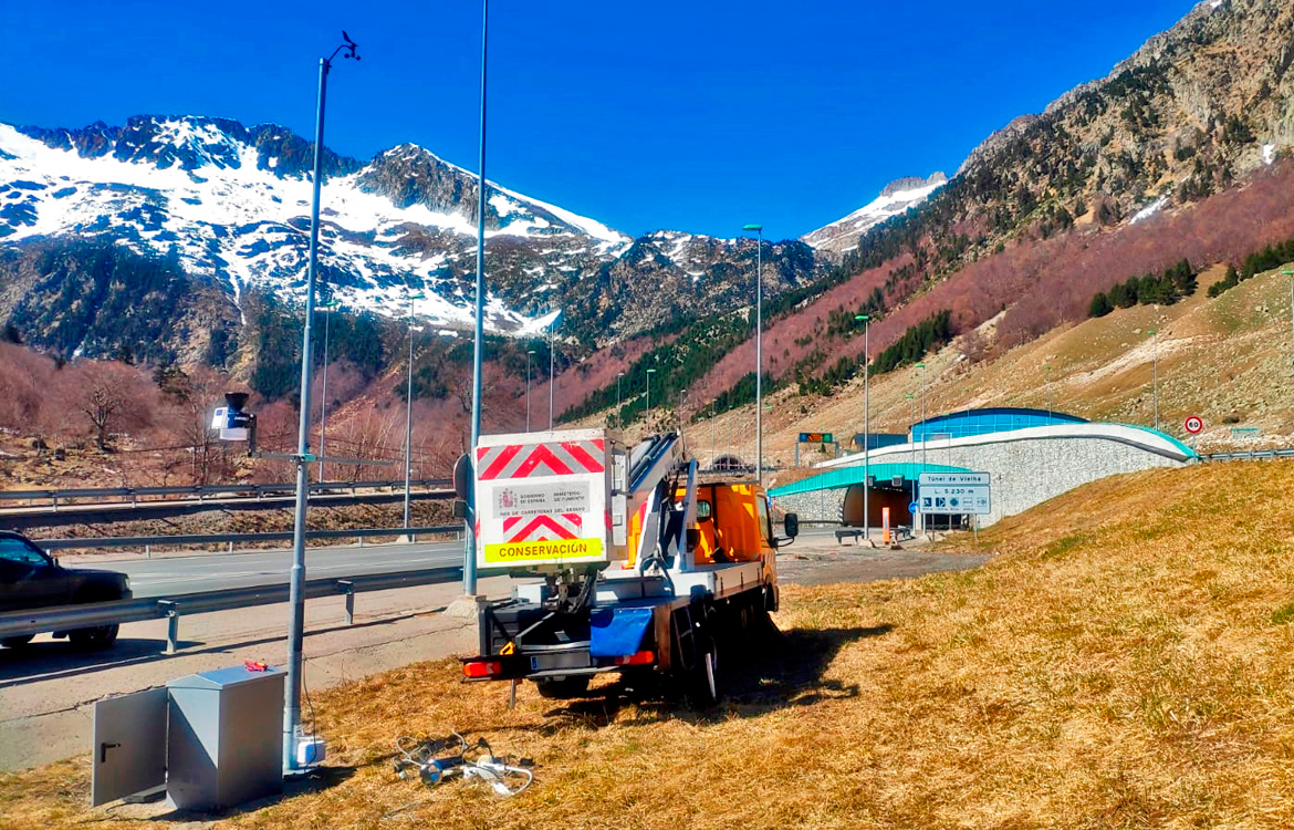 Darrera installs a weather station at the southern mouth of the Vielha tunnel