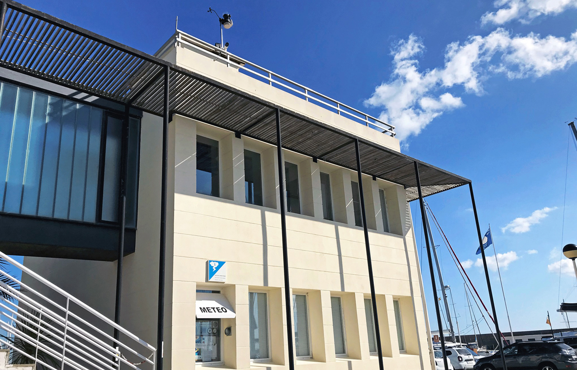 Darrera installs the new weather station of Port Ginesta