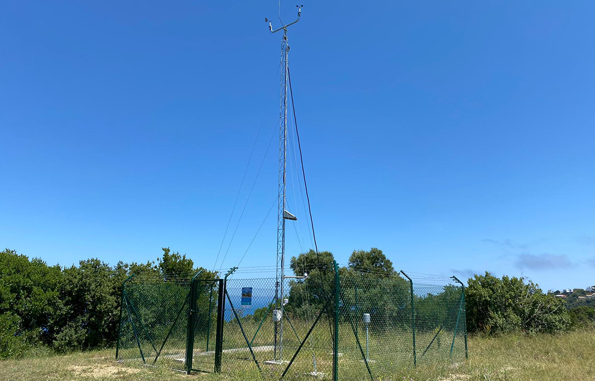 Darrera instala la nueva estación meteorológica municipal de Begur