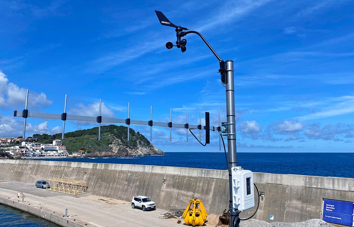 Darrera instala la nueva estación meteorológica de Marina Palamós