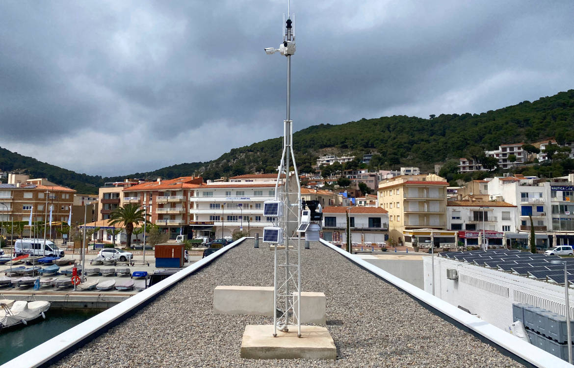 Darrera installs the new weather station of Club Nàutic Estartit
