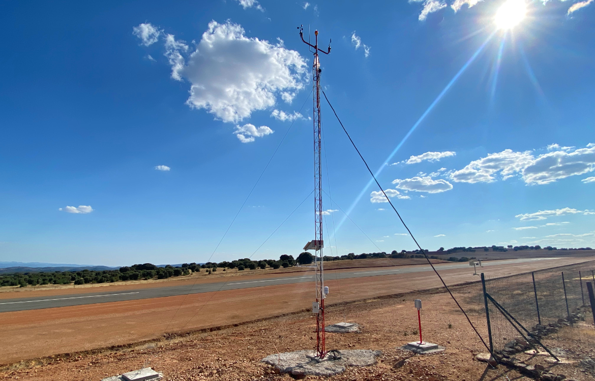 Darrera instala la nueva estación meteorológica del aeródromo de La Cuesta en Ciudad Real