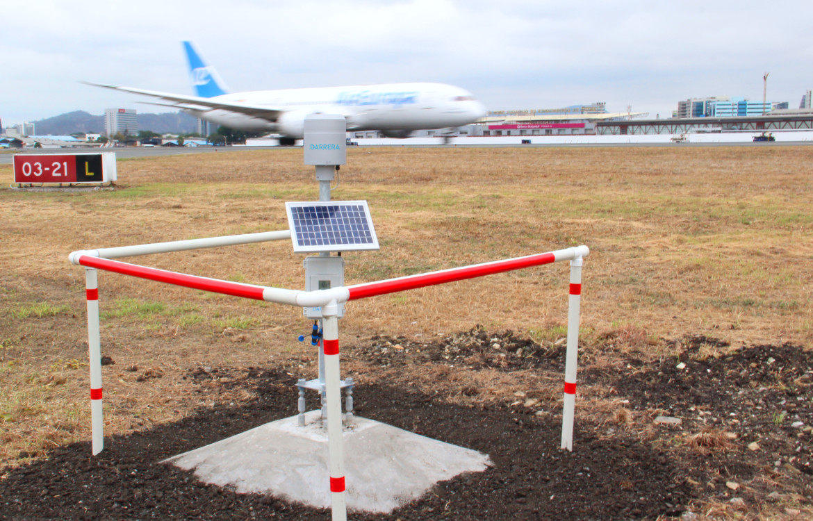 El Aeropuerto Internacional de Guayaquil instala una estación pluviométrica suministrada por Darrera El Aeropuerto Internacional de Guayaquil instala una estación pluviométrica suministrada por Darrera